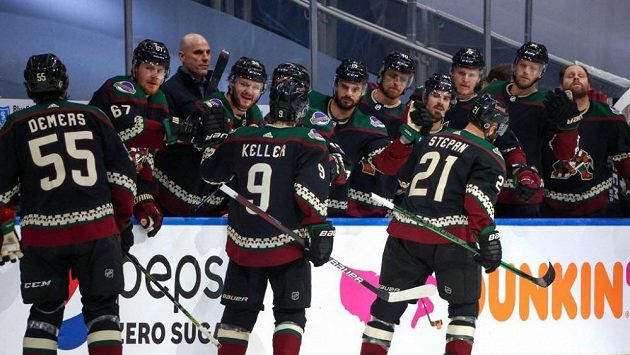 Derek Stepan (21) v dresu Arizony slaví se spoluhráči branku v zápase NHL proti Coloradu. Derek Stepan (21) v dresu Arizony slaví se spoluhráči branku v zápase NHL proti Coloradu.