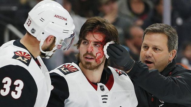 Conor Garland a jeho krvavé zranění v duelu s Edmontonem. Conor Garland a jeho krvavé zranění v duelu s Edmontonem.