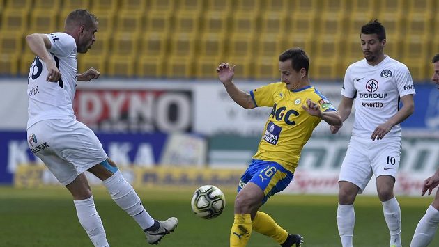 Vlastimil Daníček (vlevo) ze Slovácka v souboji o míč s Aloisem Hyčkou v dresu Teplic v utkání 26. kola Fortuna ligy. Vlastimil Daníček (vlevo) ze Slovácka v souboji o míč s Aloisem Hyčkou v dresu Teplic v utkání 26. kola Fortuna ligy.