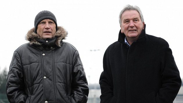Trenéři Miroslav Beránek (vlevo) a Josef Pešice sledují tradiční Silvestrovského derby mezi týmy AC Sparta Praha a SK Slavia Praha. Trenéři Miroslav Beránek (vlevo) a Josef Pešice sledují tradiční Silvestrovského derby mezi týmy AC Sparta Praha a SK Slavia Praha.