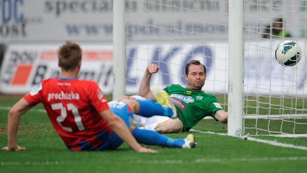 Václav Procházka (vlevo) střílí na hřišti Jablonce druhou branku Plzně. Gólu nezabránil ani domácí záložník Tomáš Čížek. Václav Procházka (vlevo) střílí na hřišti Jablonce druhou branku Plzně. Gólu nezabránil ani domácí záložník Tomáš Čížek.