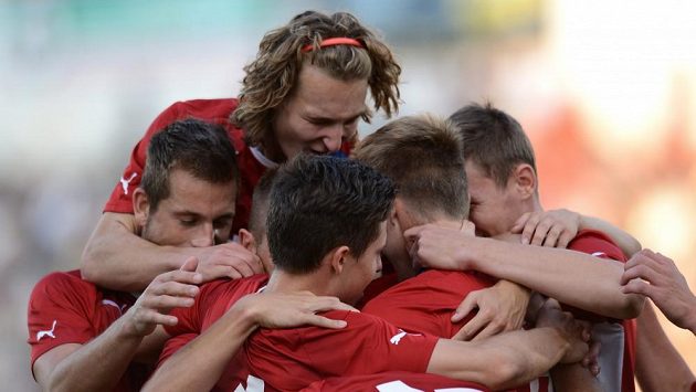 Hráči české reprezentace do 21 let oslavují jediný gól přátelského utkání mezi U21 ČR a Nizozemí. Hráči české reprezentace do 21 let oslavují jediný gól přátelského utkání mezi U21 ČR a Nizozemí.