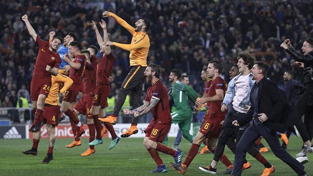 Postupová radost v podání fotbalistů AS Řím, zvítězili nad Barcelonou 3:0 a poslali Messiho a spol. ze hry v Lize mistrů. Postupová radost v podání fotbalistů AS Řím, zvítězili nad Barcelonou 3:0 a poslali Messiho a spol. ze hry v Lize mistrů.