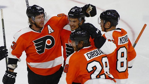 Obránce Philadelphie Flyers Michael Del Zotto (15) přijímá gratulace od Jakuba Voráčka (93), Jevgenije Medvěděva (82) a Clauda Girouxe (28) v přípravném utkání proti New Yorku Islanders. Obránce Philadelphie Flyers Michael Del Zotto (15) přijímá gratulace od Jakuba Voráčka (93), Jevgenije Medvěděva (82) a Clauda Girouxe (28) v přípravném utkání proti New Yorku Islanders.