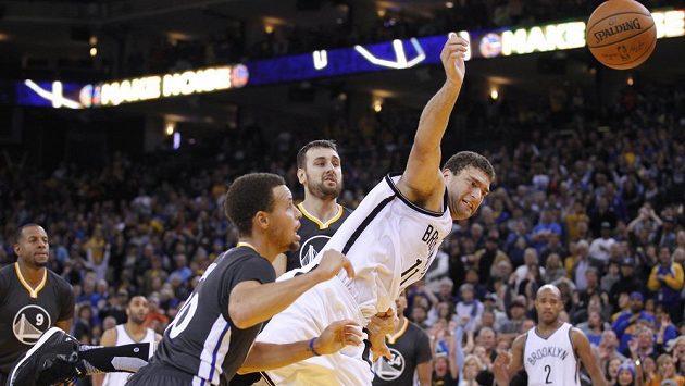 Rozehrávač Golden State Warriors Stephen Curry (30) v souboji s pivotem Brookem Lopezem (11) z Brooklynu Nets. Rozehrávač Golden State Warriors Stephen Curry (30) v souboji s pivotem Brookem Lopezem (11) z Brooklynu Nets.
