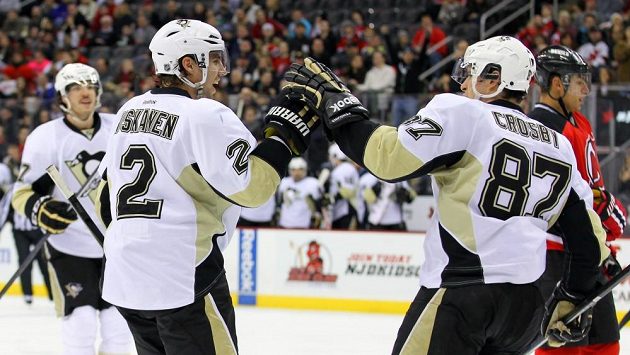 Sidney Crosby (vpravo) se raduje z gólu do sítě Devils. Sidney Crosby (vpravo) se raduje z gólu do sítě Devils.
