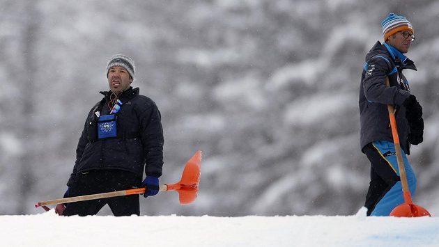 Ani obětavá práce při odklízení sněhu sobotní závod SP v Cortině d'Ampezzo nezachránila . Ani obětavá práce při odklízení sněhu sobotní závod SP v Cortině d'Ampezzo nezachránila .