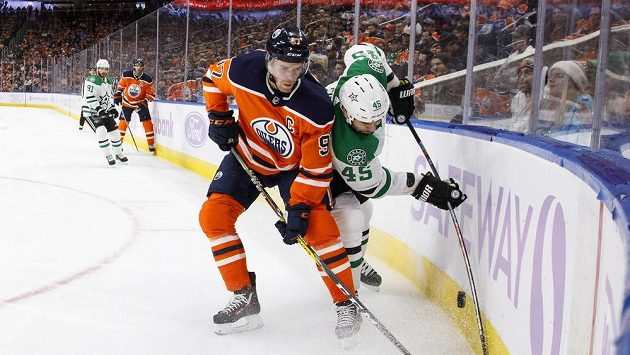 Obránce Roman Polak (vpravo) v souboji s McDavidem z Edmontonu. Obránce Roman Polak (vpravo) v souboji s McDavidem z Edmontonu.