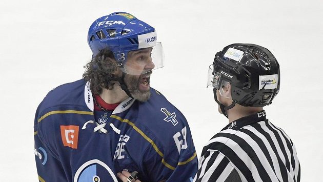 Rozčílený Jaromír Jágr z Kladna v duelu play off s Přerovem. Rozčílený Jaromír Jágr z Kladna v duelu play off s Přerovem.
