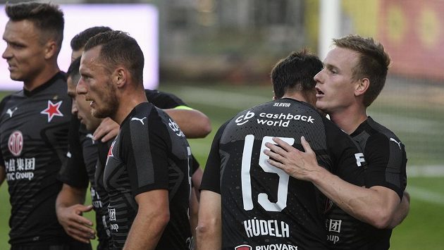 Petr Ševčík ze Slavie (vpravo) přijímá gratulaci ke gólu od spoluhráčů během utkání v Mladé Boleslavi. Petr Ševčík ze Slavie (vpravo) přijímá gratulaci ke gólu od spoluhráčů během utkání v Mladé Boleslavi.