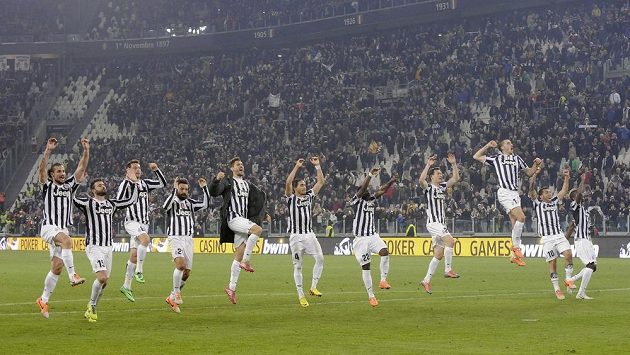 Fotbalisté Juventusu slaví s fanoušky vítězství nad FC Turín. Fotbalisté Juventusu slaví s fanoušky vítězství nad FC Turín.