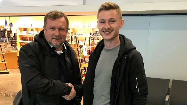Jakub Brabec (vpravo) podepsal smlouvu s Plzní na letišti, kde nechyběl ani trenér Pavel Vrba. Jakub Brabec (vpravo) podepsal smlouvu s Plzní na letišti, kde nechyběl ani trenér Pavel Vrba.
