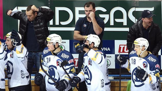 Jaroslav Špaček (uprostřed) už na střídačce plzeňských hokejistů stát nebude. Jaroslav Špaček (uprostřed) už na střídačce plzeňských hokejistů stát nebude.