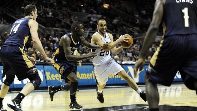 Basketbalista San Antonia Manu Ginobili (v bílém) nasbíral za 19 minut pobytu na hřišti 16 bodů a šest asistencí. Basketbalista San Antonia Manu Ginobili (v bílém) nasbíral za 19 minut pobytu na hřišti 16 bodů a šest asistencí.