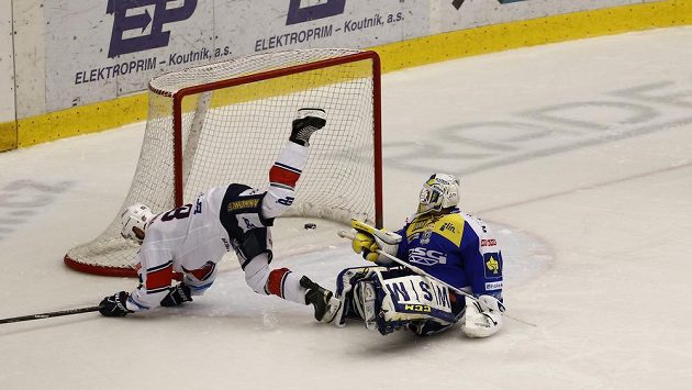Chomutovský útočník Michal Vondrka proměňuje rozhodující samostatný nájezd v duelu proti Zlínu. Chomutovský útočník Michal Vondrka proměňuje rozhodující samostatný nájezd v duelu proti Zlínu.