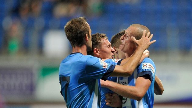 Martin Nešpor z Mladé Boleslavi (vpravo) se raduje se spoluhráči z vyrovnávacího gólu v utkání s Olomoucí. Martin Nešpor z Mladé Boleslavi (vpravo) se raduje se spoluhráči z vyrovnávacího gólu v utkání s Olomoucí.
