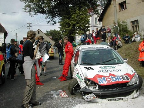 Při Rallye Bohemia smetla závodní posádka diváky. Při Rallye Bohemia smetla závodní posádka diváky.