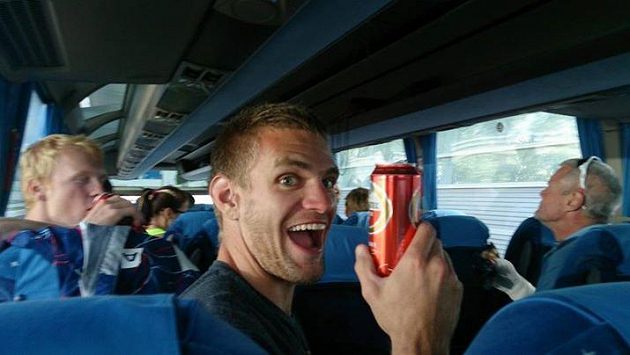 Skifař Ondřej Synek slaví mistrovský titul v autobuse. Skifař Ondřej Synek slaví mistrovský titul v autobuse.