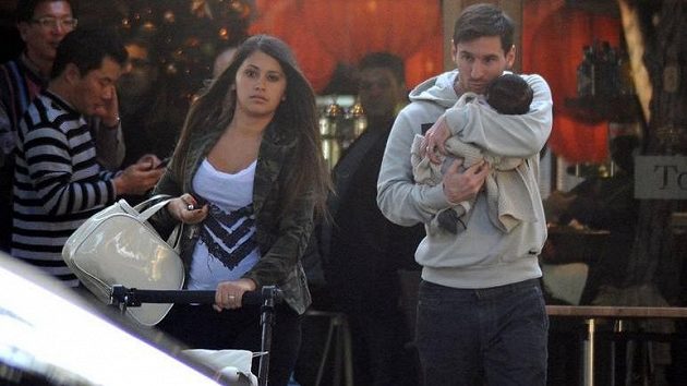 Antonella Roccuzzo s Lionelem Messim a synkem Thiagem. Antonella Roccuzzo s Lionelem Messim a synkem Thiagem.
