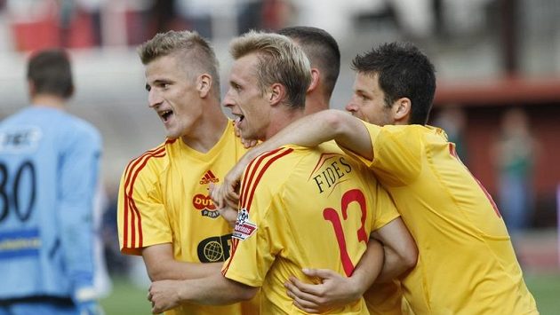 Fotbalisté Dukly se radují z gólu. Fotbalisté Dukly se radují z gólu.