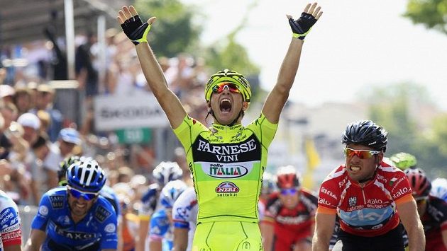 Italský cyklista Andrea Guardini se raduje z výhry v 18. etapě Gira. Italský cyklista Andrea Guardini se raduje z výhry v 18. etapě Gira.