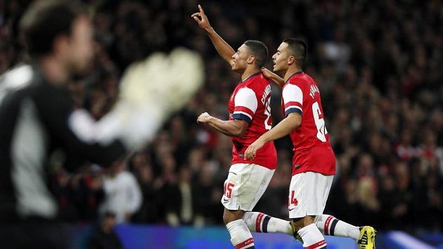 Alex Oxlade-Chamberlain (uprostřed) a Nico Yennaris (vpravo) z Arsenalu slaví gól do sítě Coventry City. Alex Oxlade-Chamberlain (uprostřed) a Nico Yennaris (vpravo) z Arsenalu slaví gól do sítě Coventry City.