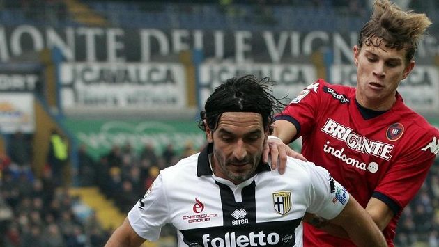 Alessandro Lucarelli z Parmy (vlevo) si kryje míč před Samuelem Longem z Cagliari. Alessandro Lucarelli z Parmy (vlevo) si kryje míč před Samuelem Longem z Cagliari.