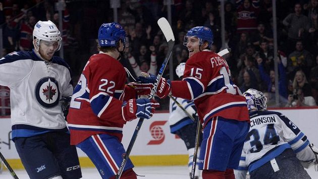 Montrealský Tomáš Fleischmann (15) a Dale Weise (22) se radují z gólu v první třetině, vlevo Adam Lowry z Winnipegu, vpravo překonaný brankář Michael Hutchinson (34). Montrealský Tomáš Fleischmann (15) a Dale Weise (22) se radují z gólu v první třetině, vlevo Adam Lowry z Winnipegu, vpravo překonaný brankář Michael Hutchinson (34).