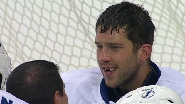 Brankář Ben Bishop zastavil puk, ale přišel o přední zuby. Brankář Ben Bishop zastavil puk, ale přišel o přední zuby.