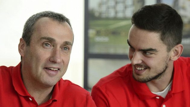 Zleva trenér basketbalistů Ronen Ginzburg a Tomáš Satoranský na tiskové konferenci reprezentace před odjezdem na mistrovství Evropy. Zleva trenér basketbalistů Ronen Ginzburg a Tomáš Satoranský na tiskové konferenci reprezentace před odjezdem na mistrovství Evropy.
