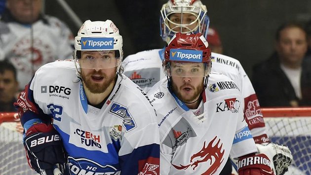 Lukáš Kašpar (vlevo) ještě v dresu Brna, vedle brankář Petr Kváča a Vladimír Roth, oba z Třince. Lukáš Kašpar (vlevo) ještě v dresu Brna, vedle brankář Petr Kváča a Vladimír Roth, oba z Třince.