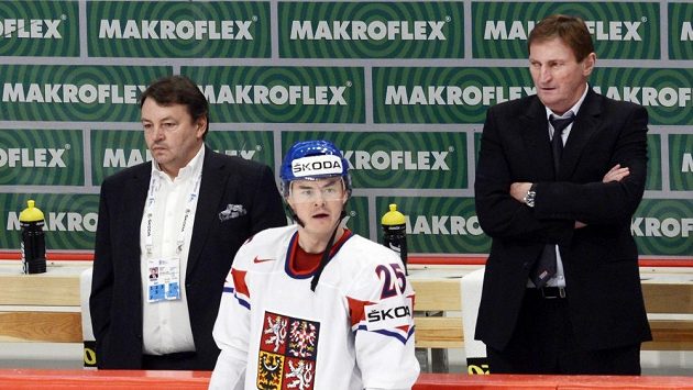 Prezident Českého svazu ledního hokeje Tomáš Král (vlevo), útočník Jiří Hudler (uprostřed) a trenér Alois Hadamczik (vpravo). Prezident Českého svazu ledního hokeje Tomáš Král (vlevo), útočník Jiří Hudler (uprostřed) a trenér Alois Hadamczik (vpravo).