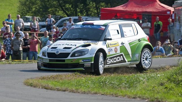 Jan Kopecký se spolujezdcem Pavlem Dreslerem ve voze Škoda Fabia S2000 na Barum raylle. Jan Kopecký se spolujezdcem Pavlem Dreslerem ve voze Škoda Fabia S2000 na Barum raylle.