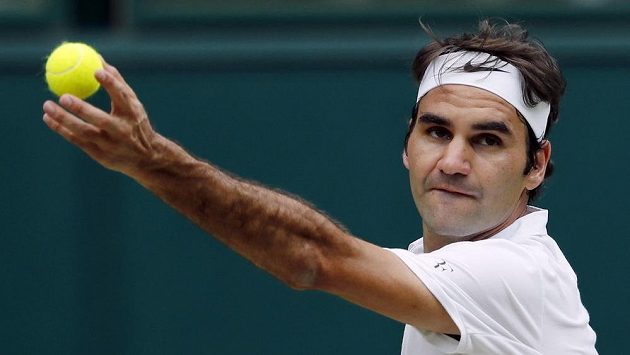 Roger Federer ze Švýcarska servíruje. Roger Federer ze Švýcarska servíruje.