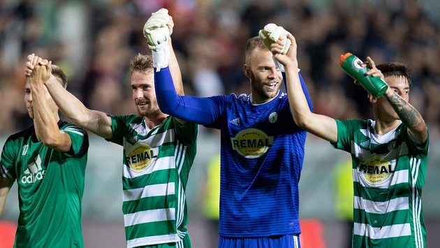 Střelec vyrovnávacího gólu Bohemians Jan Záviška (druhý zleva) a brankář Roman Valeš během děkovačky s fanoušky po utkání se Spartou. Střelec vyrovnávacího gólu Bohemians Jan Záviška (druhý zleva) a brankář Roman Valeš během děkovačky s fanoušky po utkání se Spartou.