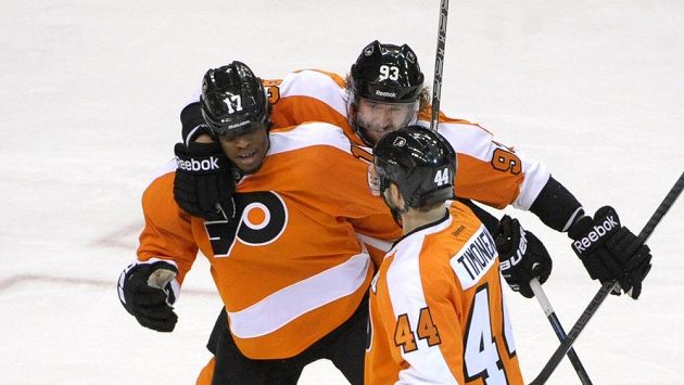 Hokejisté Philadelphie Jakub Voráček (uprostřed) a Kimmo Timonen (vpravo) se radují se spoluhráčem Waynem Simmondsem z jedné ze tří branek. Hokejisté Philadelphie Jakub Voráček (uprostřed) a Kimmo Timonen (vpravo) se radují se spoluhráčem Waynem Simmondsem z jedné ze tří branek.
