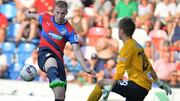 Jan Baránek (vlevo) z Plzně před brankářem Slovácka Milanem Hečou. Jan Baránek (vlevo) z Plzně před brankářem Slovácka Milanem Hečou.