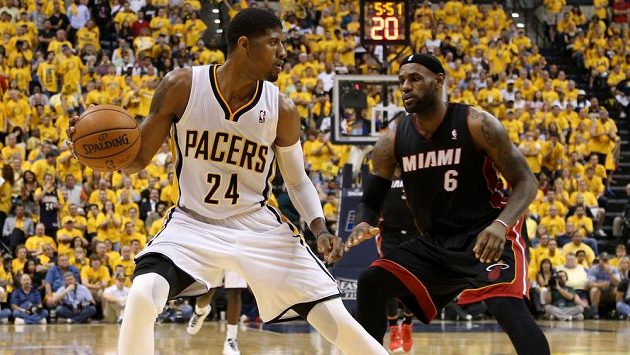 Paul George z Indiany (vlevo) dribluje před LeBronem Jamesem z Miami. Paul George z Indiany (vlevo) dribluje před LeBronem Jamesem z Miami.