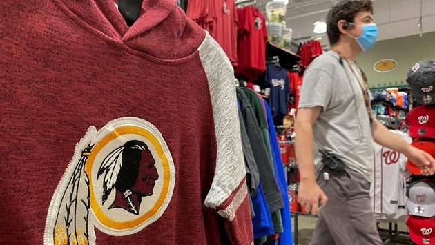 Sportovní oblečení s dosavadním znakem Washingtonu Redskins. Ilustrační foto. Sportovní oblečení s dosavadním znakem Washingtonu Redskins. Ilustrační foto.