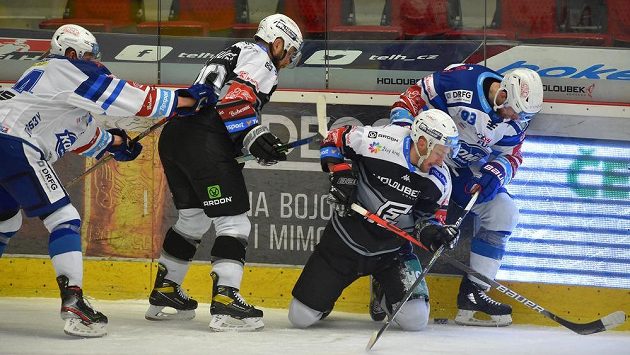 Zleva Radek Kučeřík z Brna, Tomáš Rachůnek, Tomáš Mikúš z Karlových Varů a Rhett Holland z Brna. Zleva Radek Kučeřík z Brna, Tomáš Rachůnek, Tomáš Mikúš z Karlových Varů a Rhett Holland z Brna.