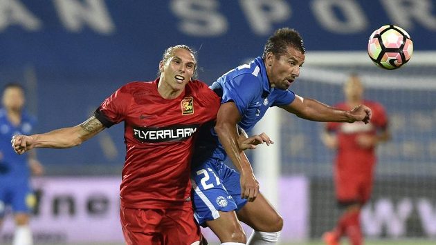 Markus Wostry z Mödlingu (vlevo) a Milan Baroš z Liberce bojují o balón. Markus Wostry z Mödlingu (vlevo) a Milan Baroš z Liberce bojují o balón.