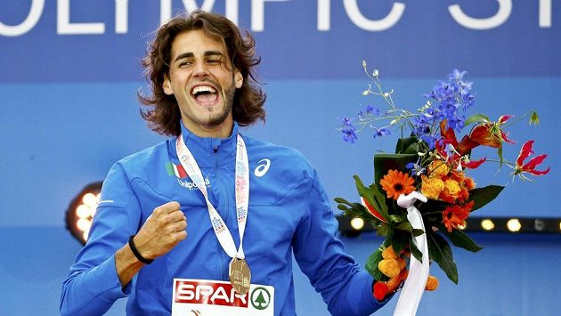 Italský výškař Gianmarco Tamberi na stupních po zisku titulu mistra Evropy v Amsterdamu. Italský výškař Gianmarco Tamberi na stupních po zisku titulu mistra Evropy v Amsterdamu.