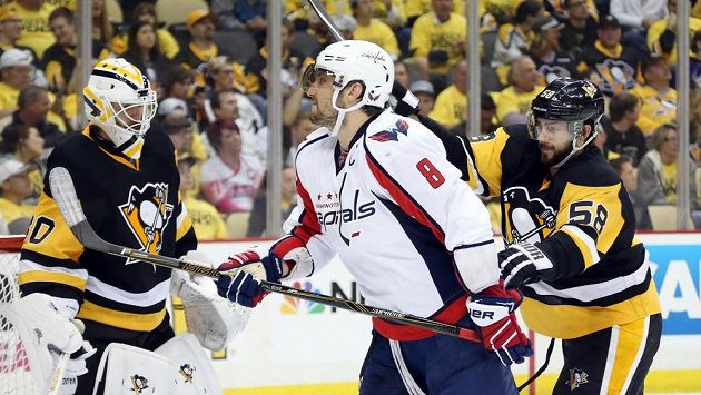Obránce Pittsburghu Kris Letang (vpravo) atakuje Alexe Ovečkina z Washingtonu. Vlevo brankář Tučňáků Matt Murray. Obránce Pittsburghu Kris Letang (vpravo) atakuje Alexe Ovečkina z Washingtonu. Vlevo brankář Tučňáků Matt Murray.