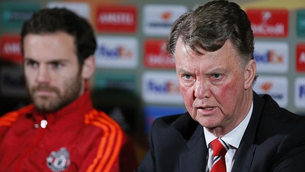 Trenér Manchesteru United Louis van Gaal (vpravo) a Juan Mata před odvetným zápasem s dánským Midtjyllandem. Trenér Manchesteru United Louis van Gaal (vpravo) a Juan Mata před odvetným zápasem s dánským Midtjyllandem.