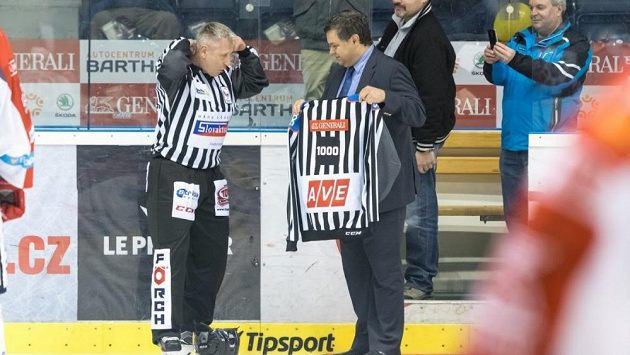 Stanislav Barvíř (vlevo) přebírá dres s číslem 1000. Stanislav Barvíř (vlevo) přebírá dres s číslem 1000.