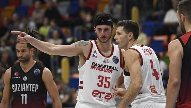 Zleva Zach Hankins a Petr Benda z Nymburkav utkání proti Gaziantep Basketbol. Zleva Zach Hankins a Petr Benda z Nymburkav utkání proti Gaziantep Basketbol.