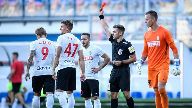 Rozhodčí Alex Denev vylučuje Matěje Hrabinu z Opavy během utkání 1. kola Fortuna ligy na hřišti Viktorie Plzeň. Rozhodčí Alex Denev vylučuje Matěje Hrabinu z Opavy během utkání 1. kola Fortuna ligy na hřišti Viktorie Plzeň.