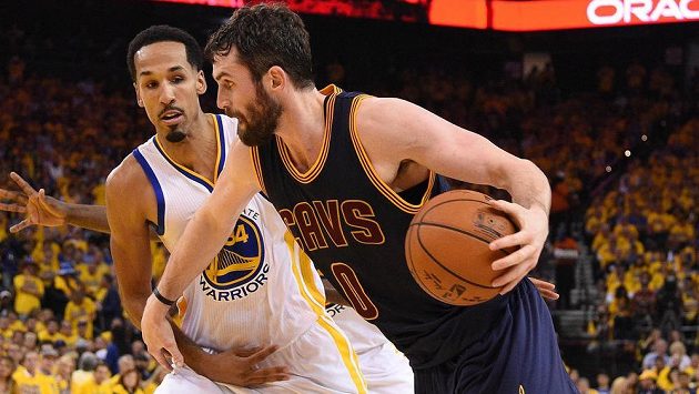 Shaun Livingston (vlevo) byl nejlepším střelcem Golden State v prvním finále NBA. Na snímku se snaží zastavit Kevina Lovea z Clevelandu. Shaun Livingston (vlevo) byl nejlepším střelcem Golden State v prvním finále NBA. Na snímku se snaží zastavit Kevina Lovea z Clevelandu.