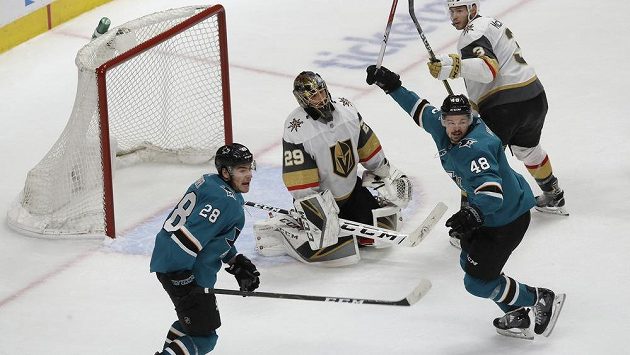 Brankář Vegas Golden Knights Marc-André Fleury smutní po jedné z branek během sedmého duelu se San Jose Sharks. Brankář Vegas Golden Knights Marc-André Fleury smutní po jedné z branek během sedmého duelu se San Jose Sharks.