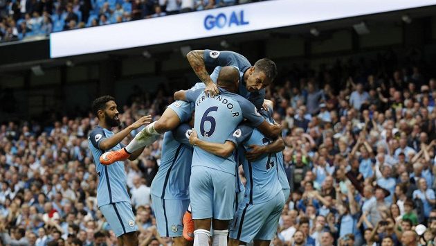 Fotbalisté Manchesteru City se radují z branky proti West Hamu. Fotbalisté Manchesteru City se radují z branky proti West Hamu.